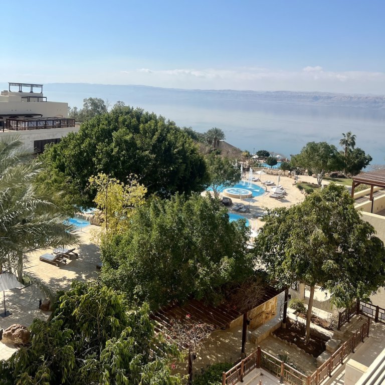Четырёхместный номер Standard с балконом и с красивым видом из окна Dead Sea Marriott Resort & Spa
