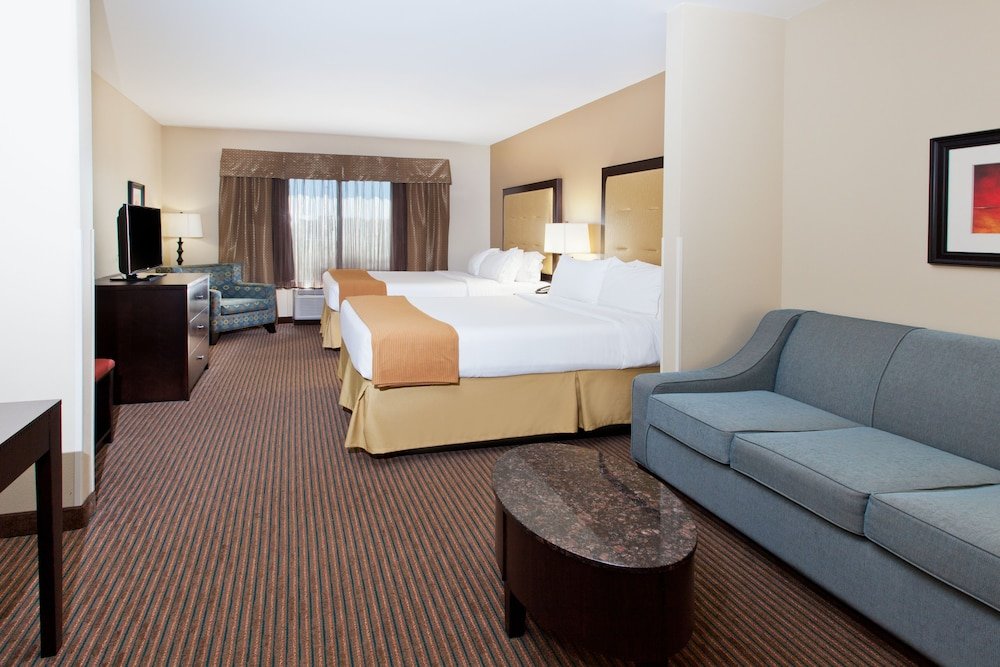 Quadruple Suite Holiday Inn Express Hotel & Suites Cordele North, an IHG Hotel