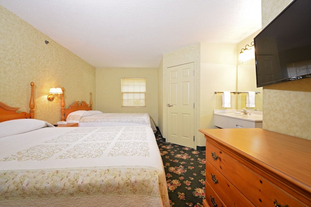 Номер Deluxe OurGuest Inn & Suites Downtown Port Clinton