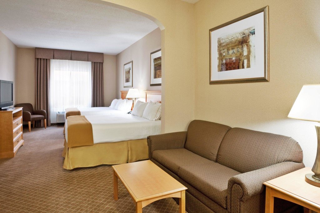 Четырёхместный люкс Holiday Inn Express Hotel & Suites Chesterfield - Selfridge Area, an IHG Hotel