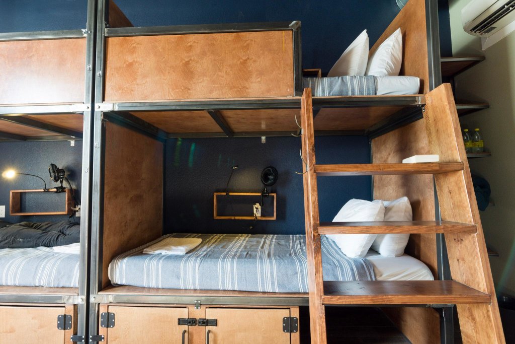 Кровать в общем номере Deep Ellum Hostel