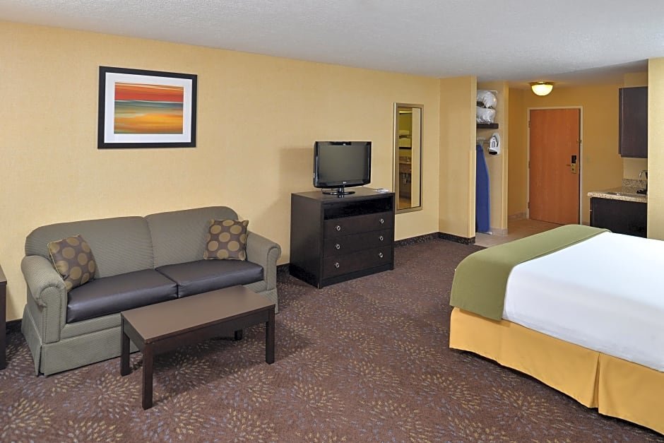 Номер Deluxe Holiday Inn Express Hotel & Suites Charlotte, an IHG Hotel