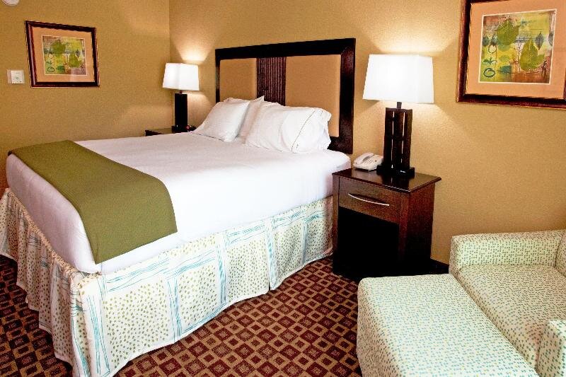 Люкс Standard Holiday Inn Express Hotel & Suites Chaffee - Jacksonville West, an IHG Hotel