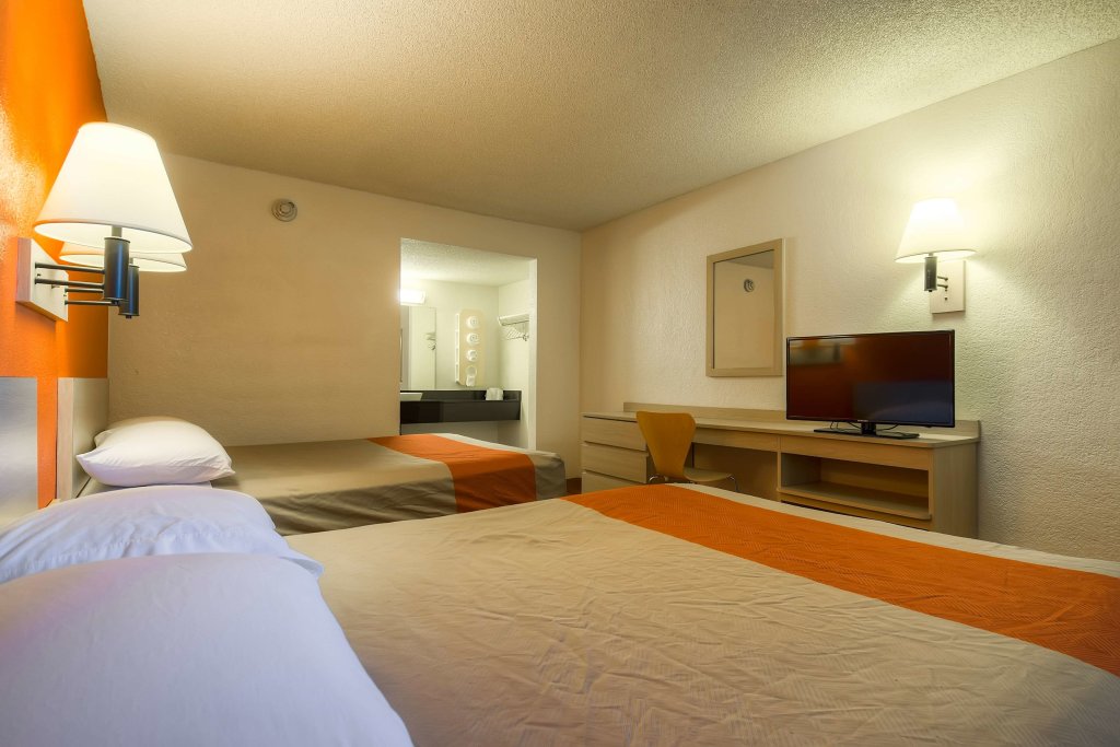 Четырёхместный номер Standard Motel 6-Rancho Mirage, CA - Palm Springs