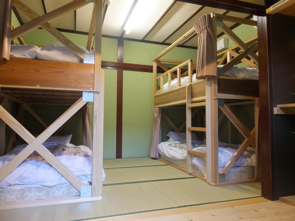 Кровать в общем номере Guesthouse Mikkaichi
