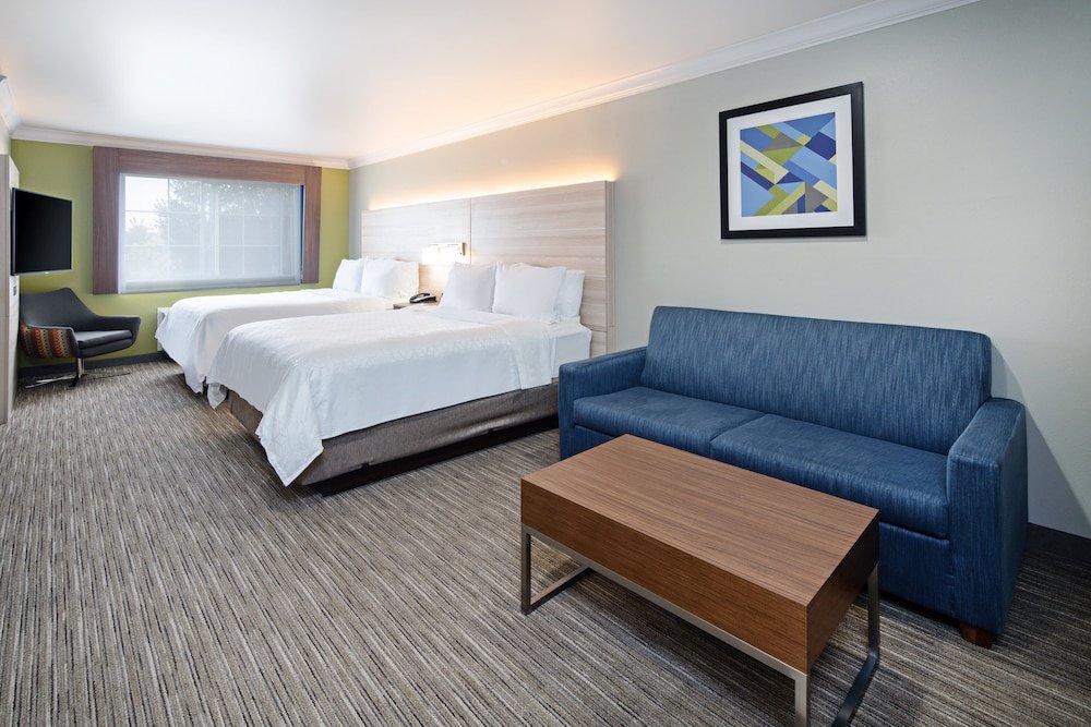 Quadruple suite Holiday Inn Express Hotel & Suites Watsonville, an IHG Hotel