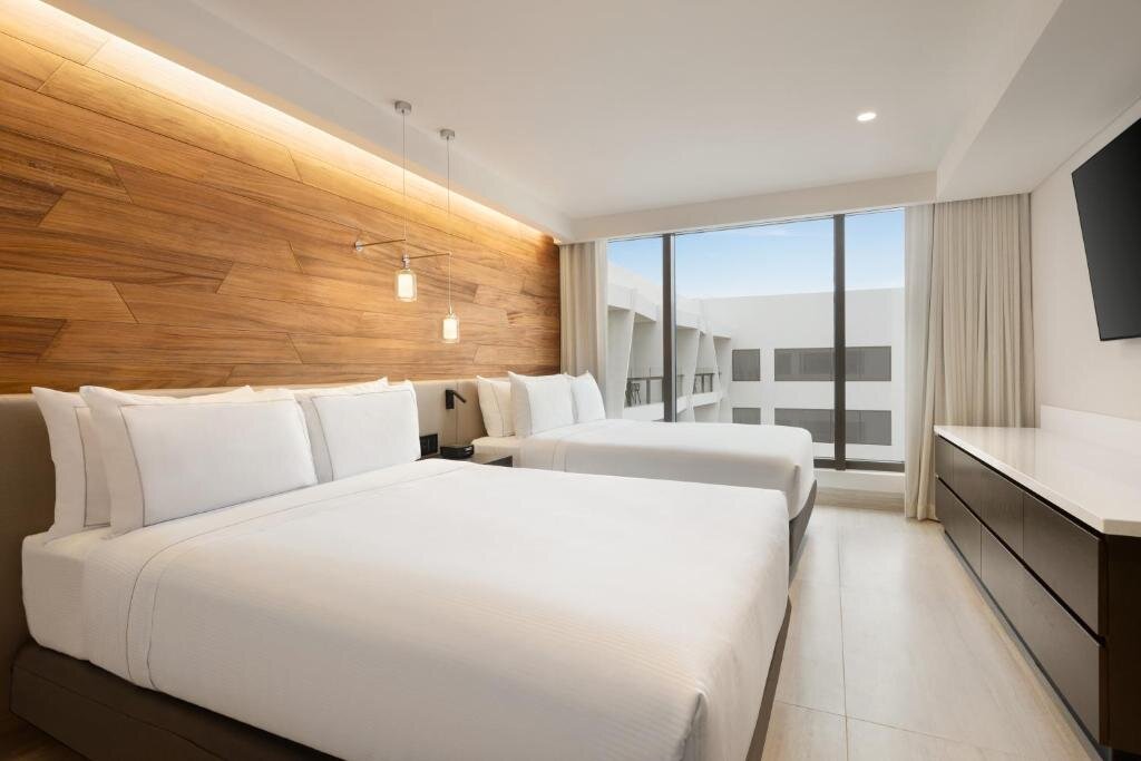 Люкс семейный с 2 комнатами Hilton Cancun, an All-Inclusive Resort
