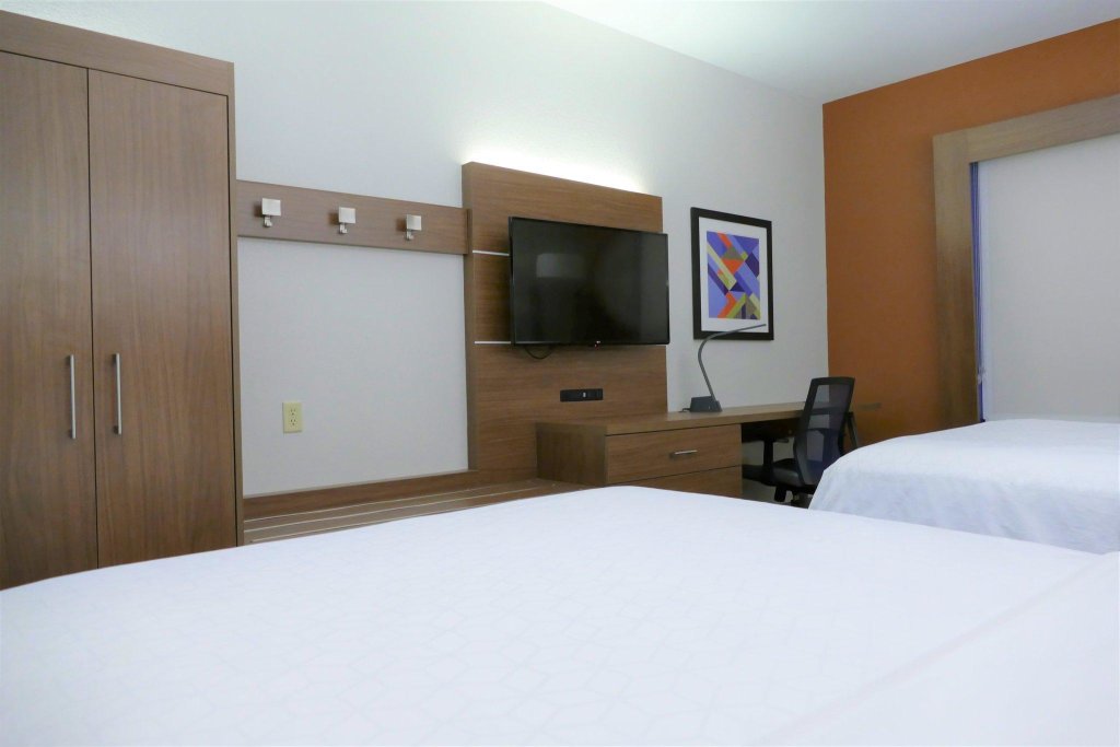 Четырёхместный номер Standard Holiday Inn Express Lebanon, an IHG Hotel