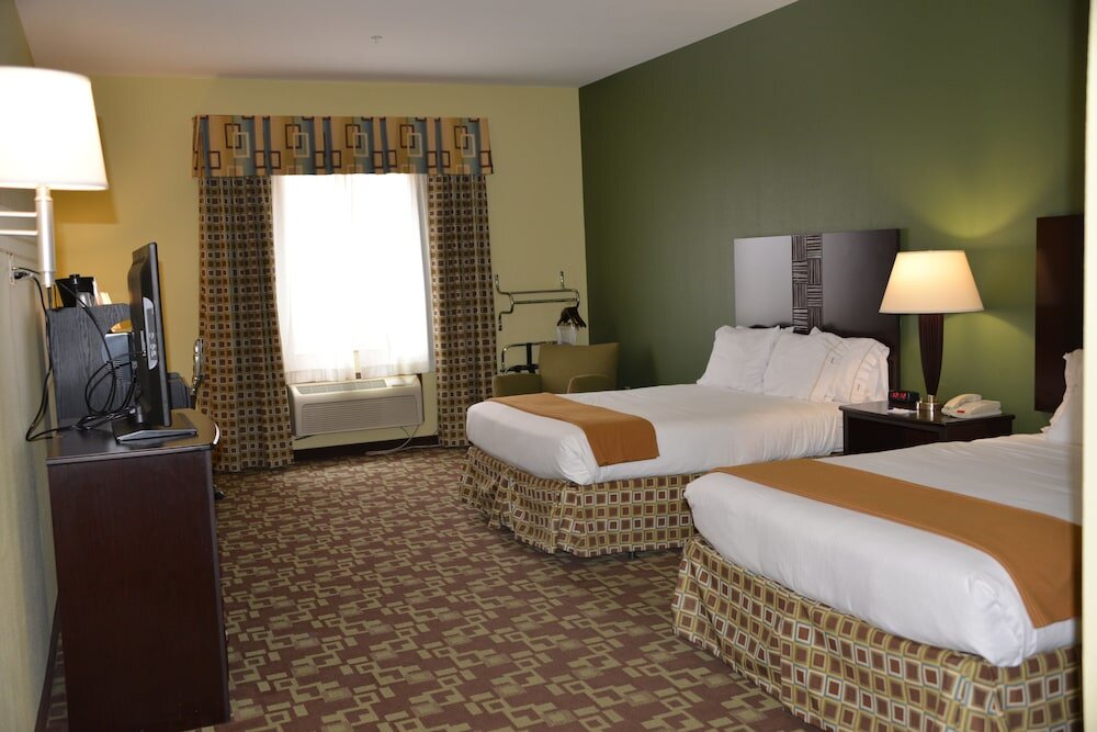 Четырёхместный номер Standard Holiday Inn Express Hotel & Suites Dumas, an IHG Hotel
