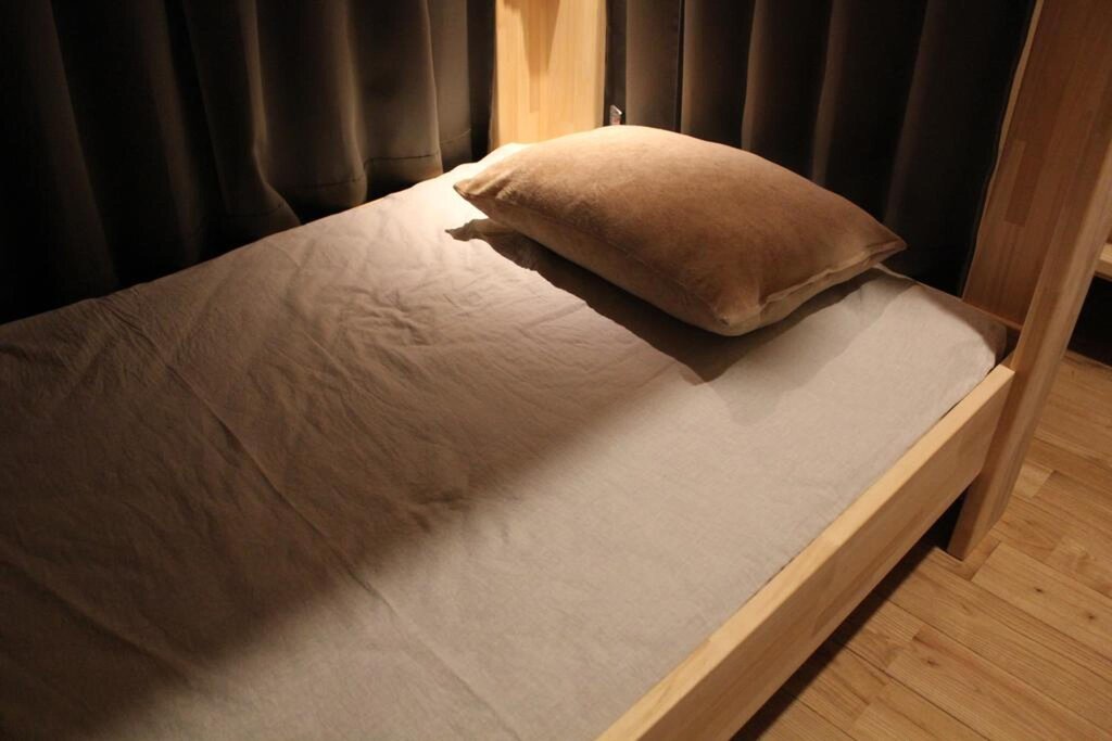 Кровать в общем номере (мужской номер) Nara Guesthouse Kamunabi