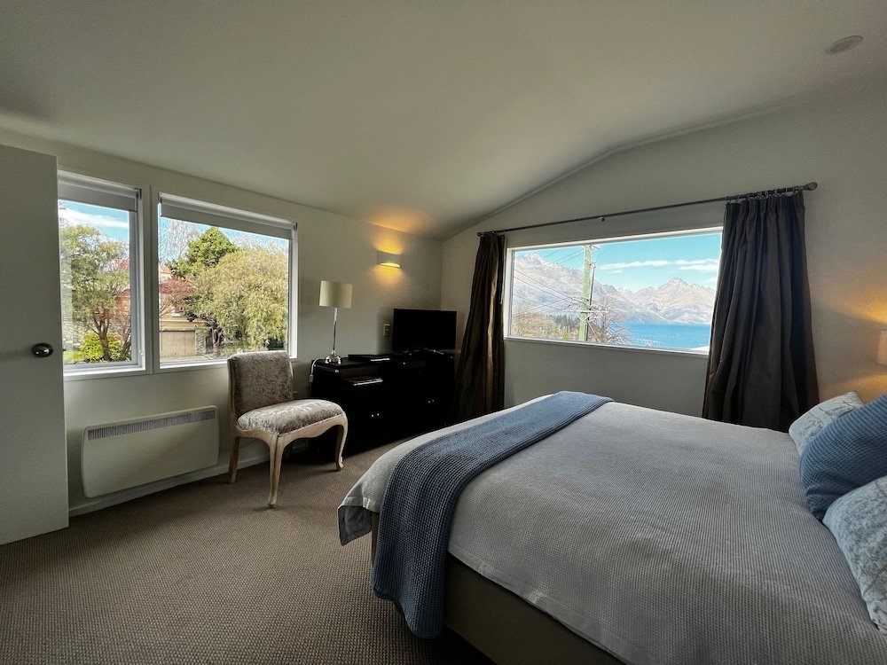 Двухместный номер Standard с балконом и с видом на озеро Queenstown House Bed & Breakfast and Apartments