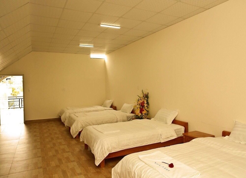 Кровать в общем номере Hotel 111