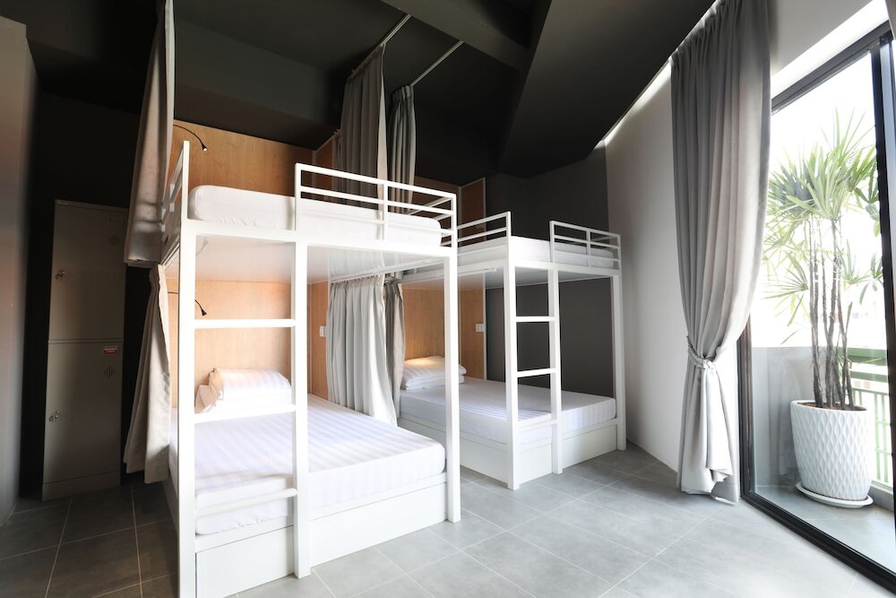 Кровать в общем номере с балконом RS III Location Hostel
