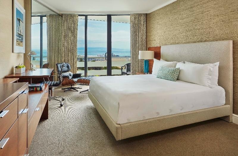 Номер Premier с видом на океан Fairmont Miramar Hotel