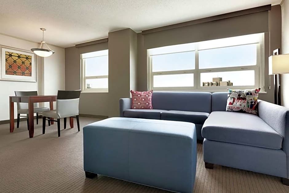 Двухместный люкс с 2 комнатами Embassy Suites Baltimore Inner Harbor