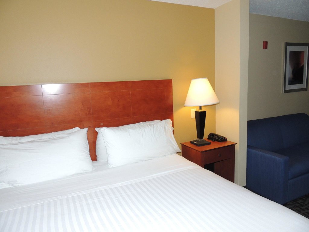 Quadruple Suite Holiday Inn Express Trussville, an IHG Hotel
