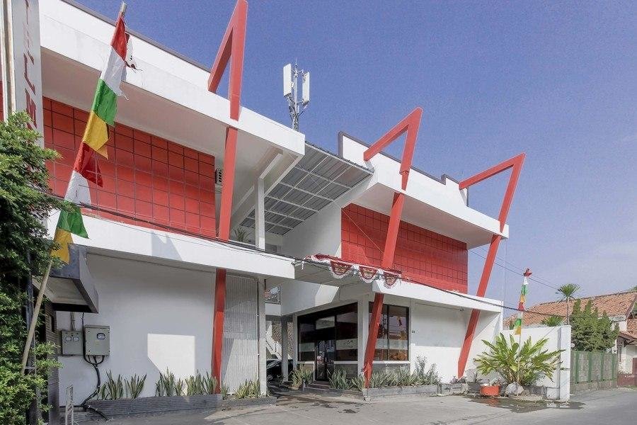 Suite RedDoorz near Kejaksan Station Cirebon