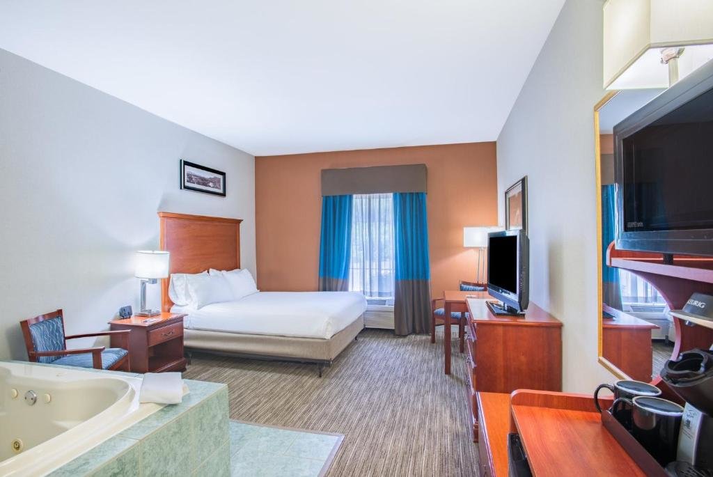 Двухместный номер Deluxe Holiday Inn Express Hotel & Suites Brattleboro, an IHG Hotel