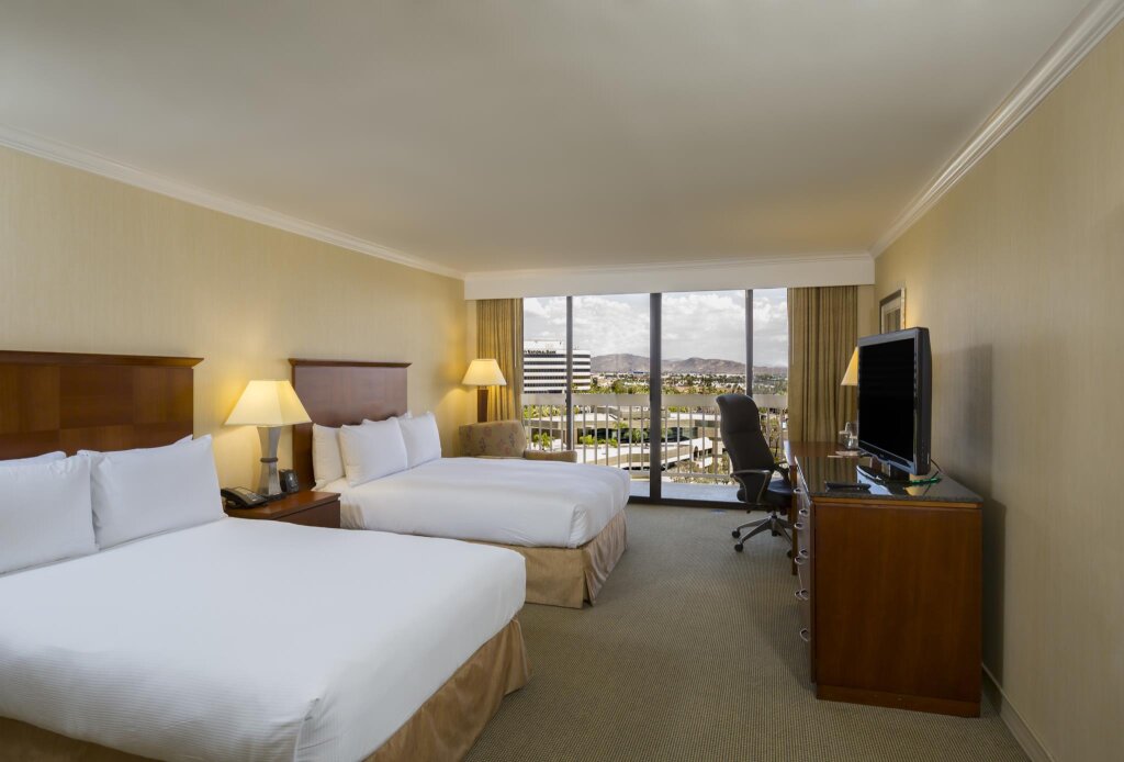Standard quadruple chambre avec balcon Ontario Airport Hotel & Conference Center