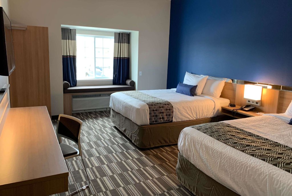 Четырёхместный номер Microtel Inn & Suites by Wyndham Fountain North