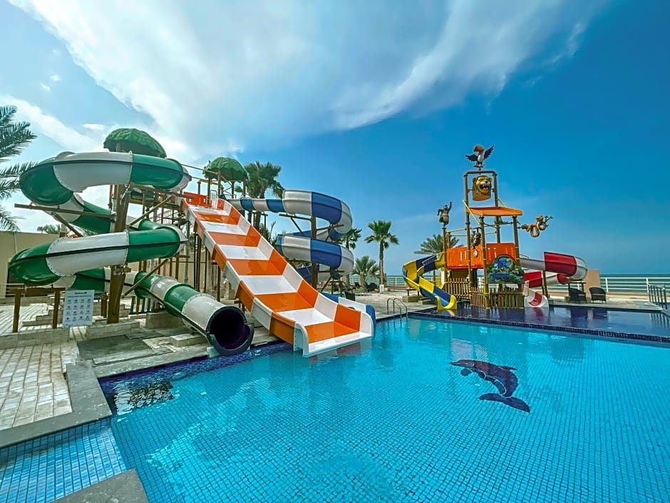 Номер Superior с видом на бассейн Radisson Blu Hotel & Resort, Sohar