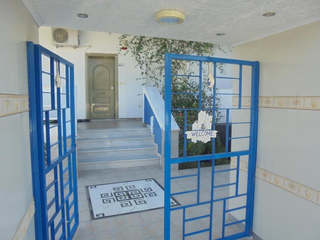 Апартаменты Цокольный этаж с 3 комнатами Kostas Family House