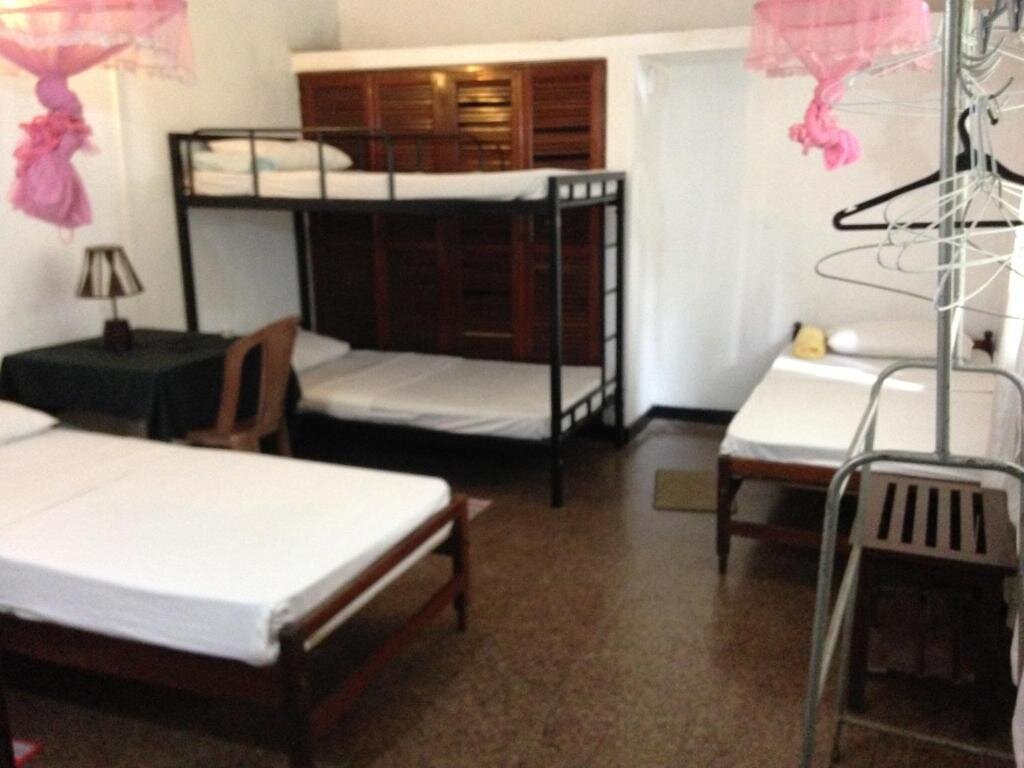 Кровать в общем номере (женский номер) Drop Hostel