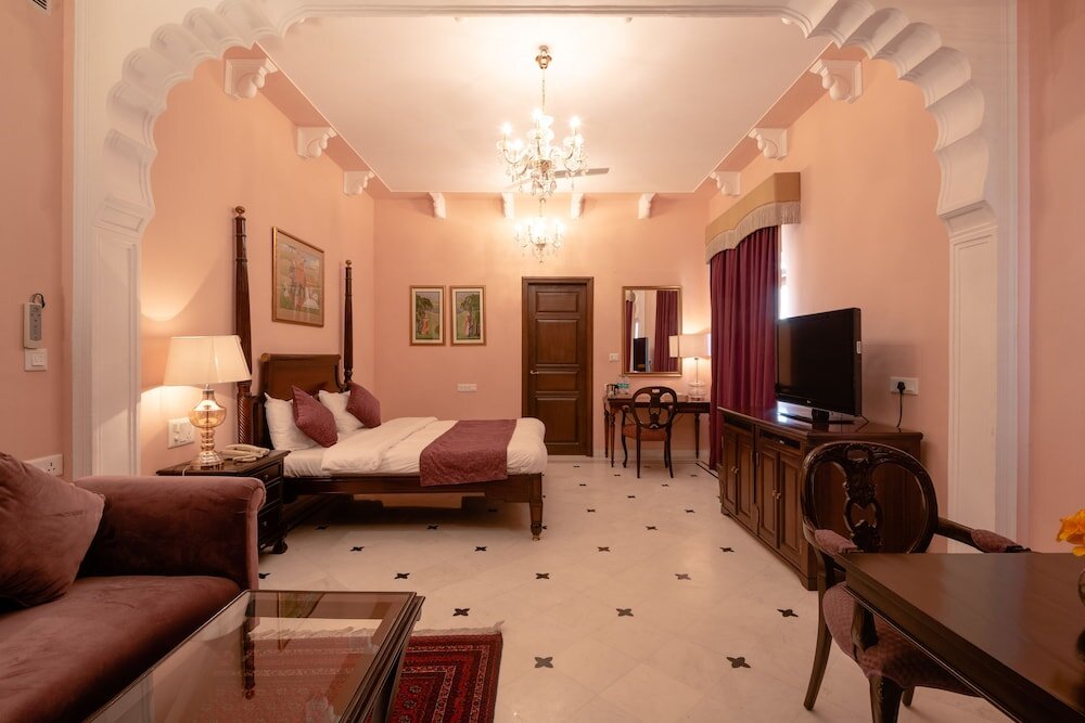 Luxury room Nazarbagh Palace - Pura Stays