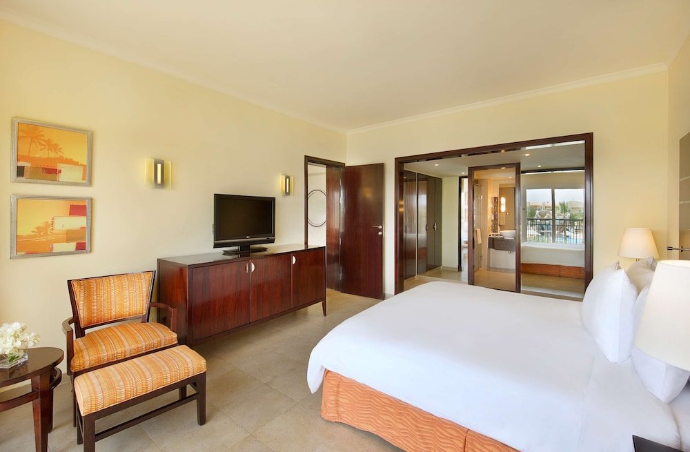 Люкс Premium c 1 комнатой с видом на бассейн DoubleTree by Hilton Sharks Bay Resort