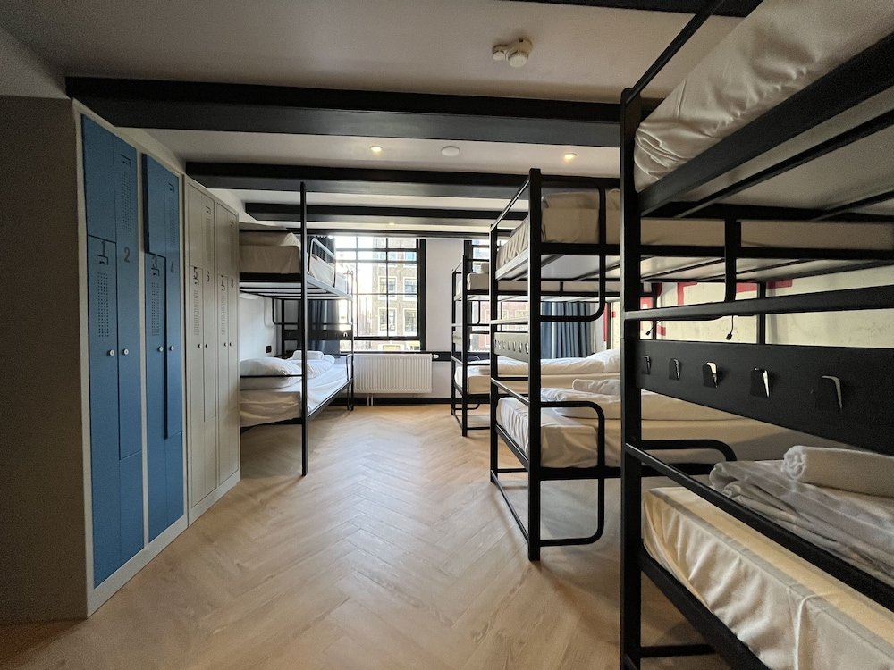 Кровать в общем номере (женский номер) Heart of Amsterdam Hotel