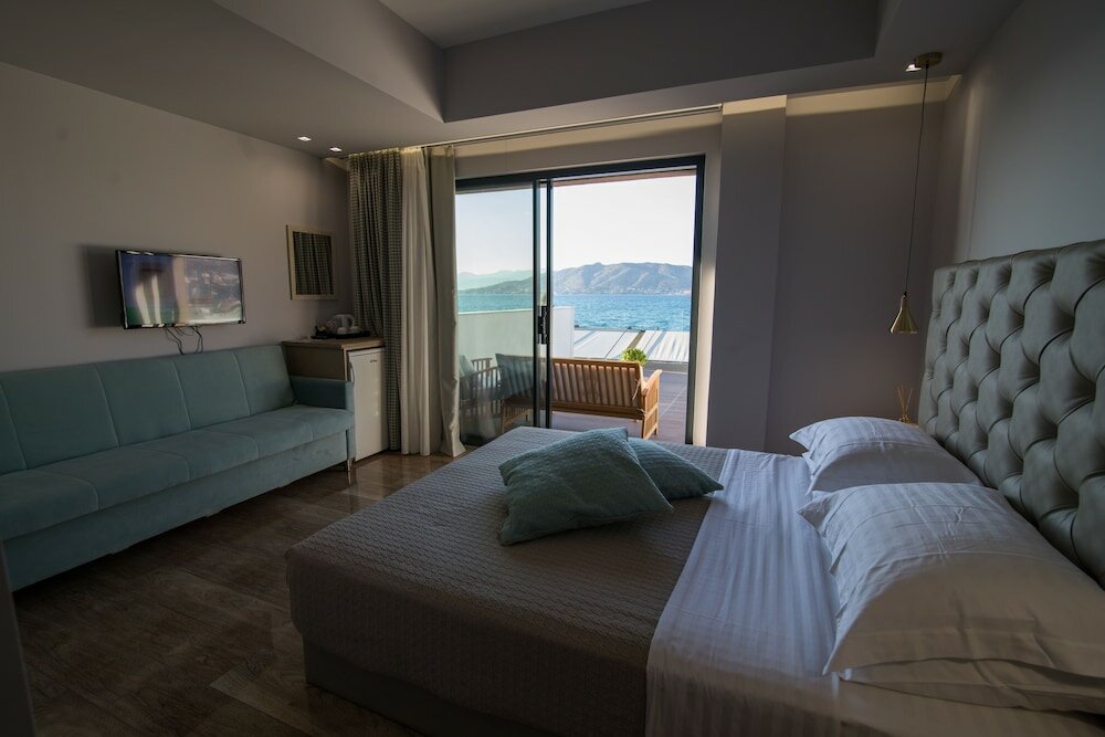 Camera tripla Standard con balcone e con vista mare Aianteion Bay Luxury Hotel & Suites