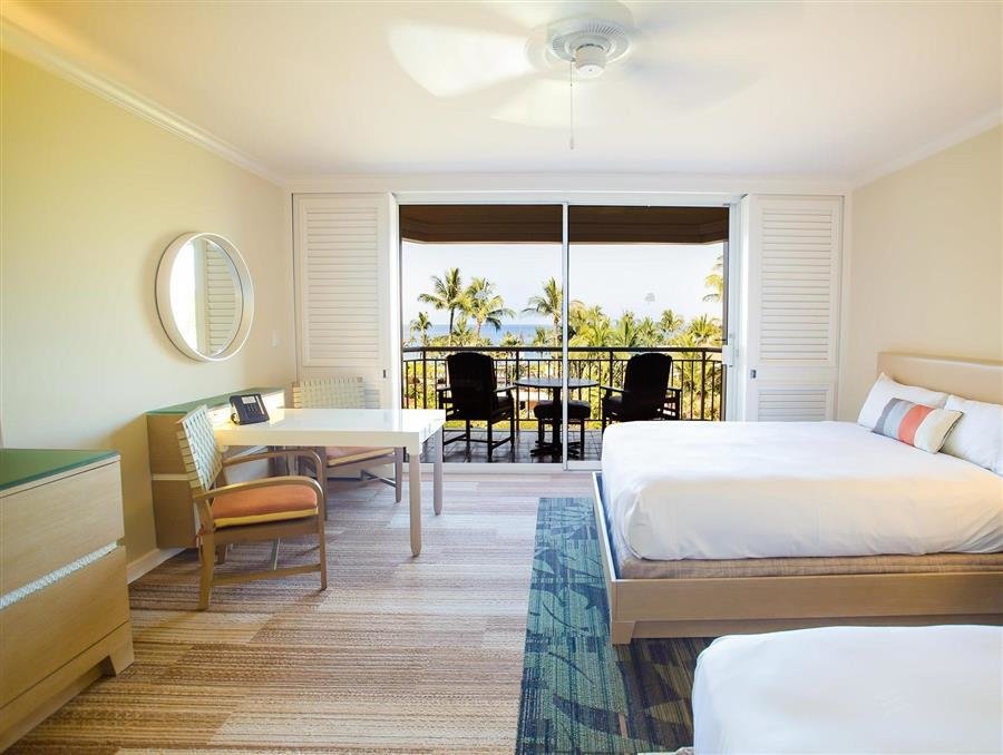 Cama en dormitorio compartido con vista al mar Grand Wailea Maui, A Waldorf Astoria Resort