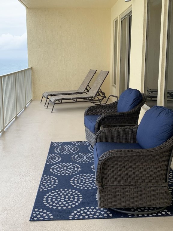 Standard room Roomy Oceanfront Condo With Breathtaking View and Beachside Pool - Unit 1906 by Redawning
