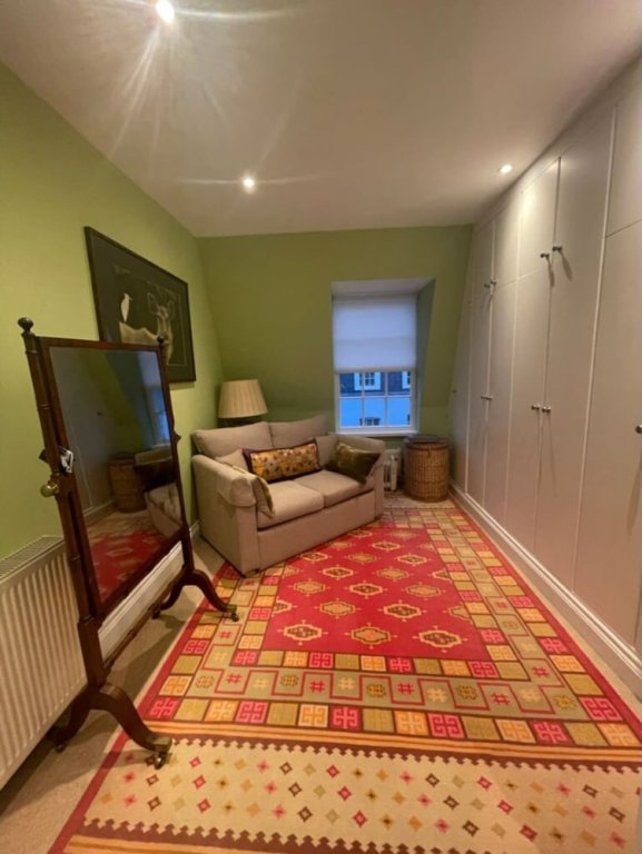 Cottage with balcony Expansive 4BD Home- 15 min From Buckingham Palace