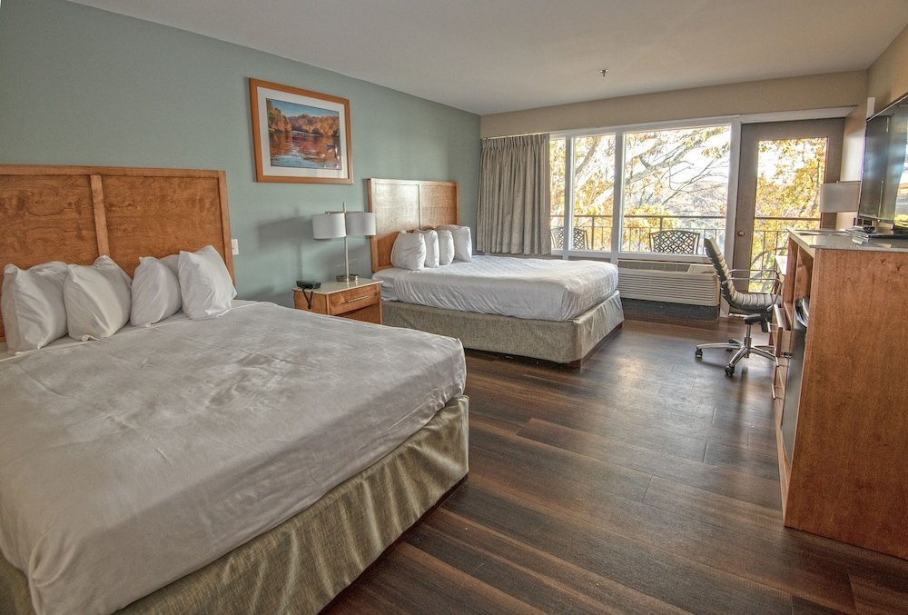 Standard Vierer Zimmer mit Balkon und mit Poolblick Lake Cumberland State Resort Park