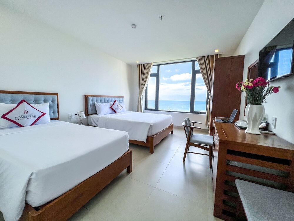 Четырёхместный семейный номер Standard с балконом и с видом на море Homestead Seaview Phú Quốc Hotel