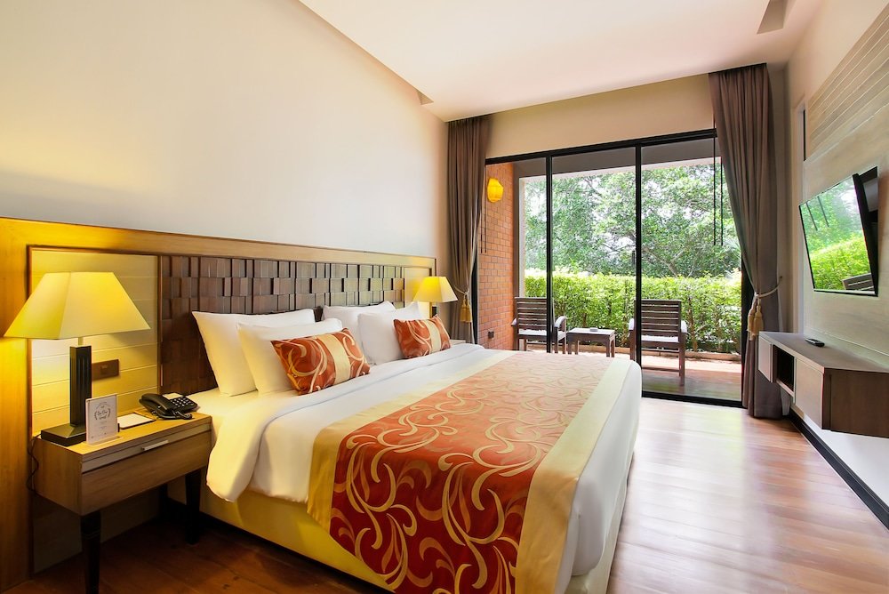 Двухместный номер Premier с балконом Rimnaam Klangchan Hotel - SHA Plus