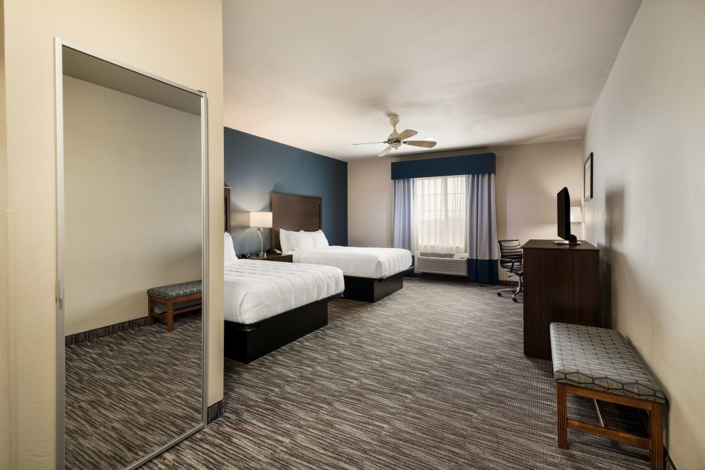 Четырёхместный номер Standard Best Western Plus Lake Dallas Inn & Suites