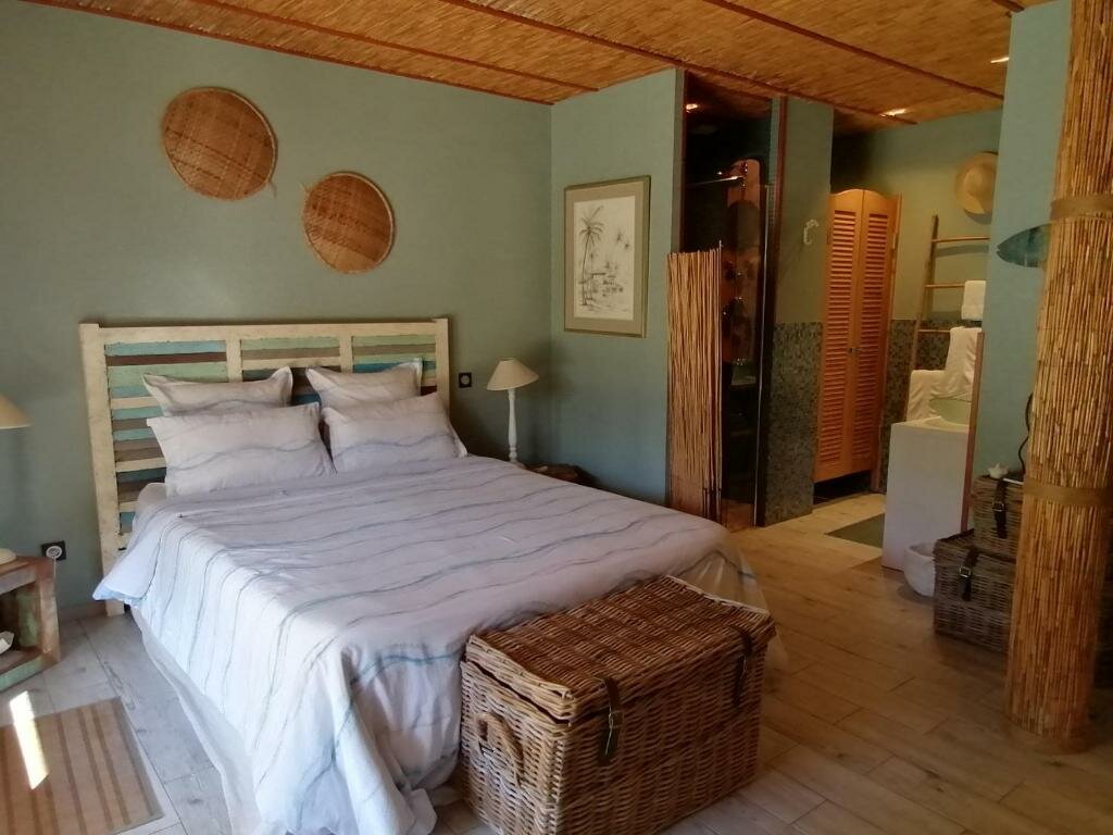 Standard Dreier Zimmer mit Poolblick Via Bahia - Maison d'hôtes