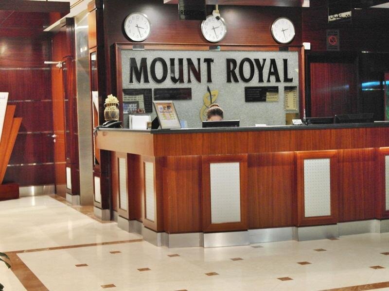 Кровать в общем номере Mount Royal Hotel