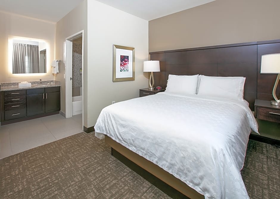Четырёхместный номер Standard c 1 комнатой Staybridge Suites Plano - Richardson Area, an IHG Hotel