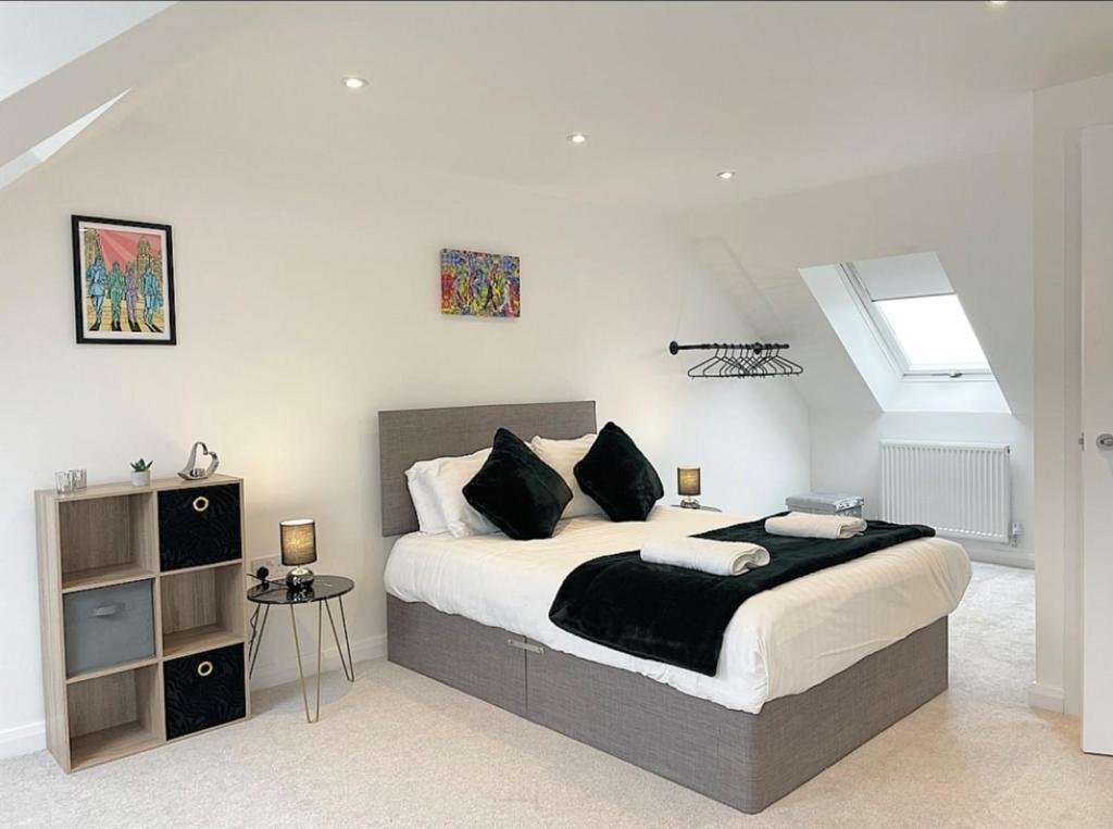 Cabaña Air Host and Stay - Brand new 3 bedroom house sleeps 7 minutes from LFC and city centre ref27