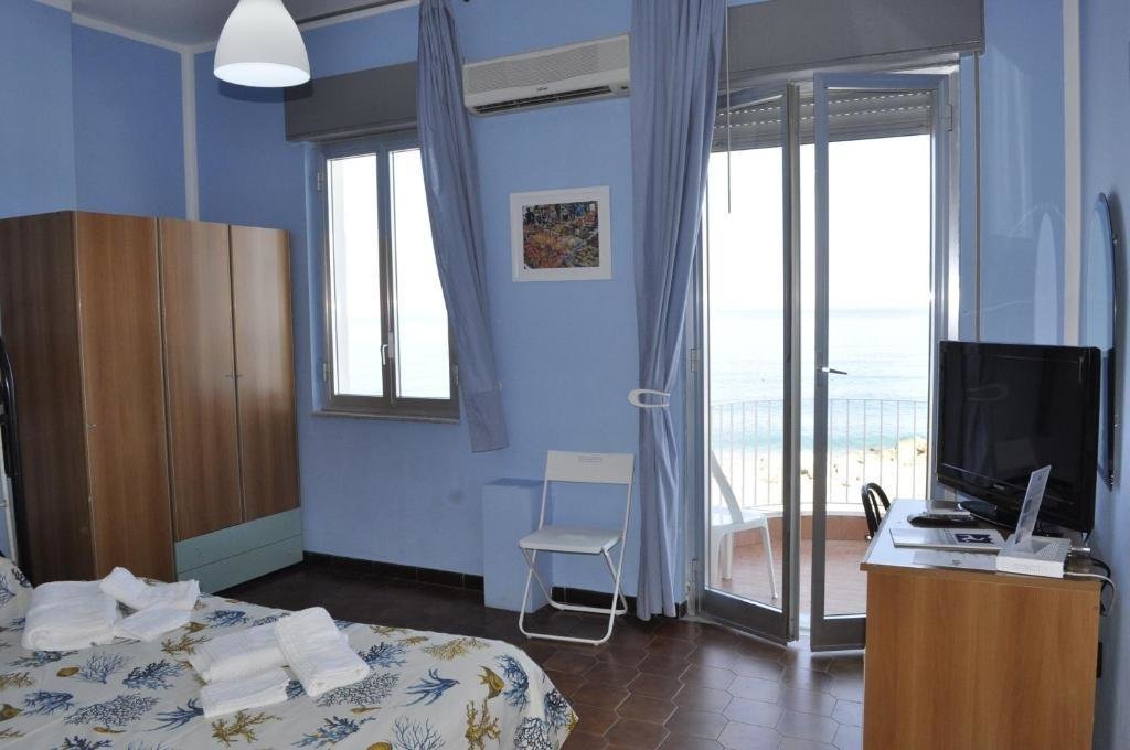 Четырёхместный номер Standard с балконом и с видом на море Hotel Ristorante La Scogliera - NUOVA GESTIONE