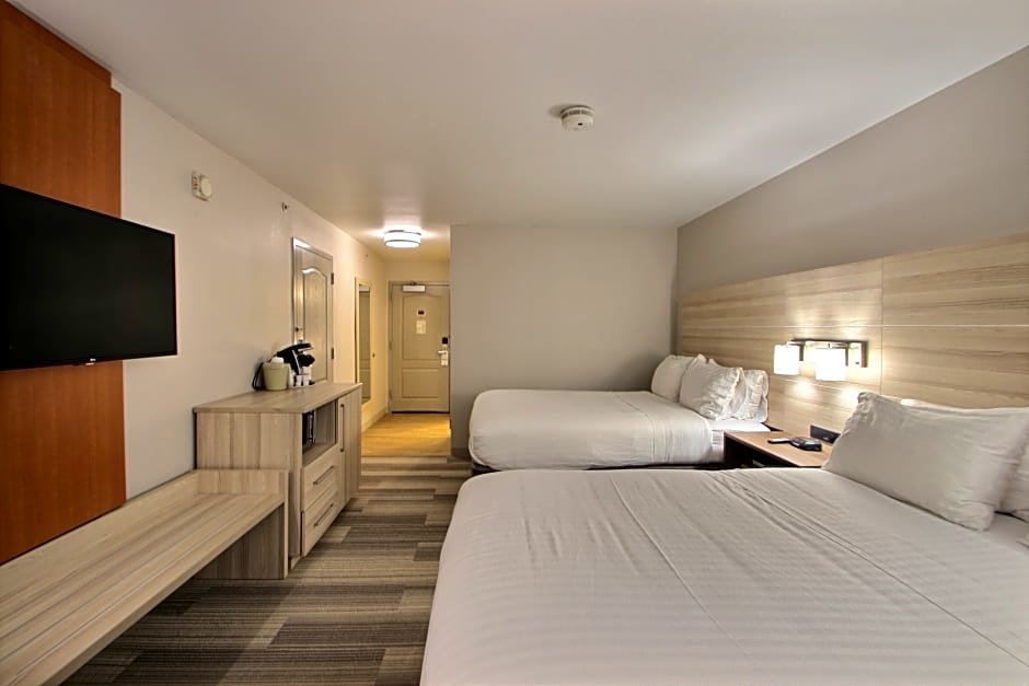 Habitación cuádruple Estándar con vista a la piscina Holiday Inn Express Hotel & Suites Milwaukee Airport, an IHG Hotel