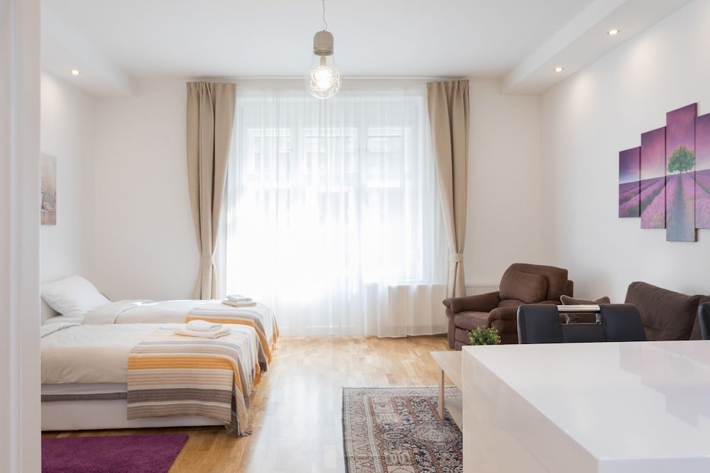 Апартаменты Bright and Spacious Apartment in the City Center