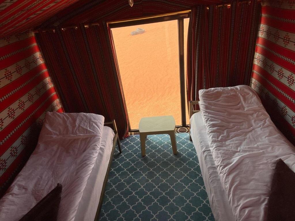 Кровать в общем номере Wadi Rum Starlight Camp
