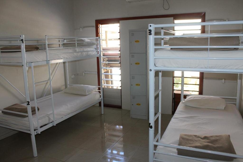 Кровать в общем номере Smugglers Cove Beach Resort & Hotel