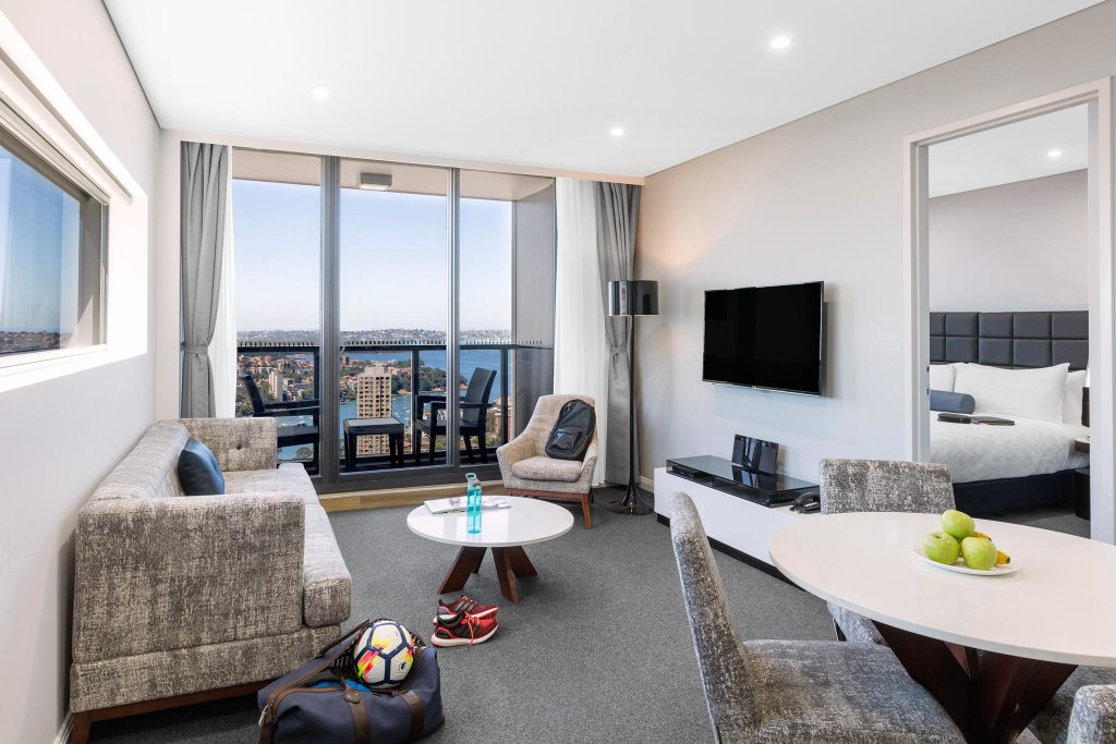 Люкс Luxury с 2 комнатами Meriton Suites North Sydney