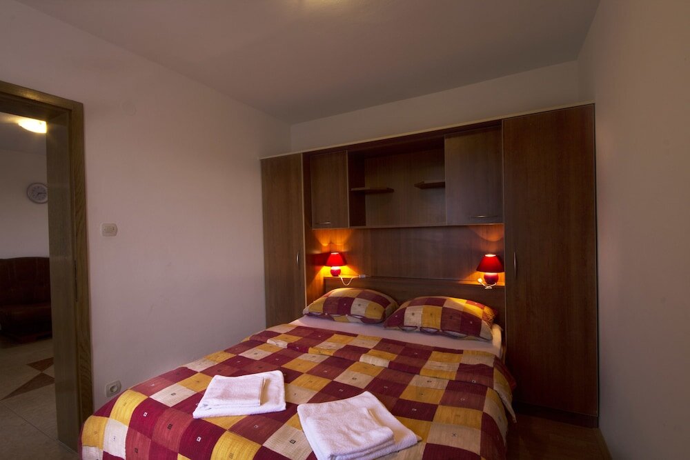 1 Bedroom Apartment with balcony and with sea view Apartmani Vila Caska