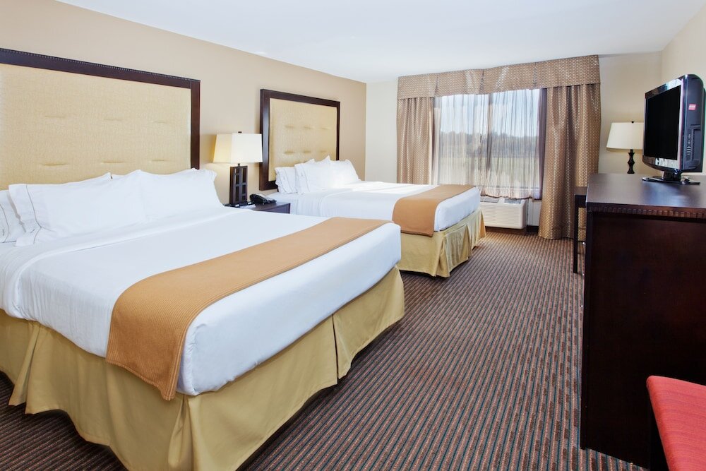 Четырёхместный номер Standard Holiday Inn Express Hotel & Suites Cordele North, an IHG Hotel